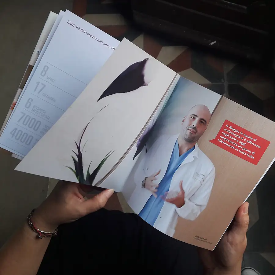 Brochure sul CORE di Reggio Emilia aperta su una pagina dedicata all'endoscopia